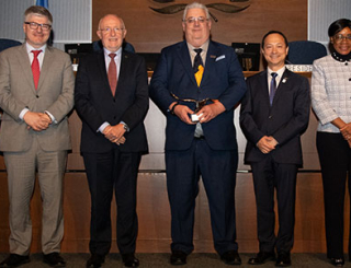 L’OACI décerne à John Mettrop, expert en aviation, le prestigieux prix Walter-Binaghi de la Commission de navigation aérienne